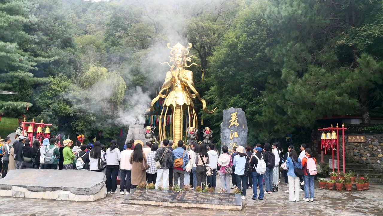 東巴文化深度體驗(yàn)之旅——記“新時(shí)代納西學(xué)研討會(huì)暨麗江文化藝術(shù)公益周活動(dòng)”收官日玉水寨研學(xué)游